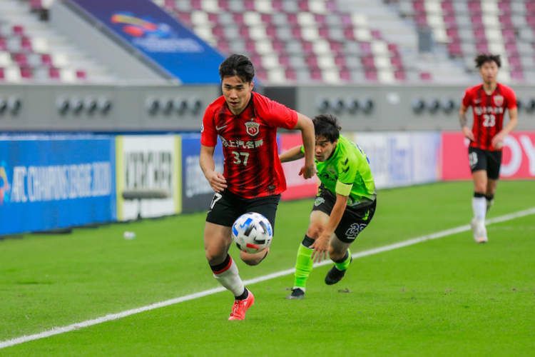 曼联19岁中后卫坎布瓦拉今天首发迎来一线队首秀，20岁的中卫本内特替补待命。